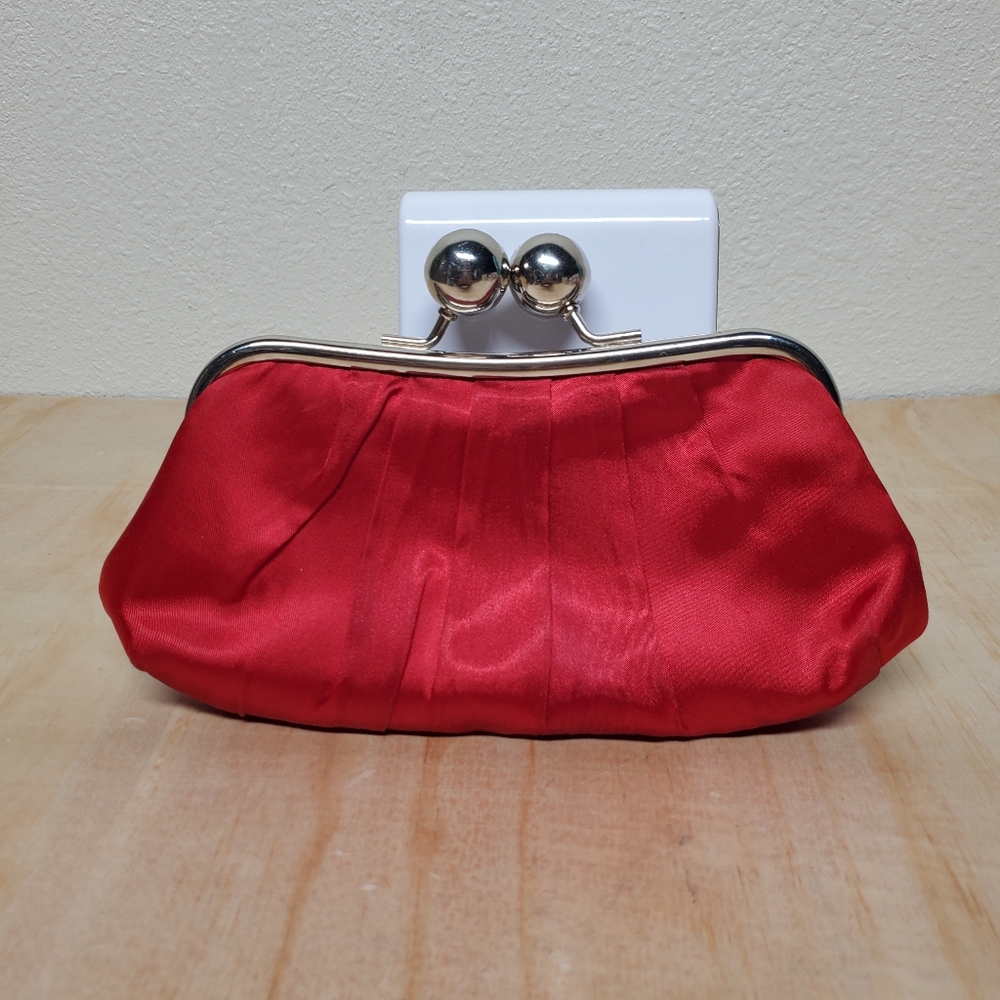 La Regale Red Satin Clutch Hand Purse - Picture 4 of 9